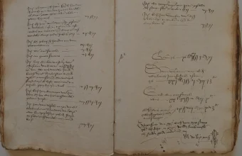 Open handwritten account book from the Brussels Confraternity of the Seven Sorrows (1499 to 1516), with entries running down each page and blank space below them